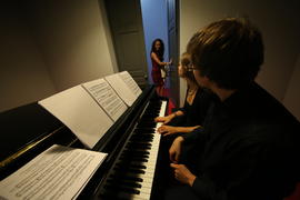 Перфоманс Анники Карс "Двое играют на одном"