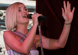 Певица Полина Гагарина на концерте в Кунцево-плаза