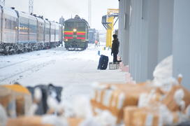 Разгрузка почты на станции Лабытнанги Ямало-ненецкий  автономный округ. Город Салехард, поселок Лабы
