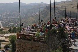 Празднование свадьбы в Ливане. Гости за обедом под открытым небом 