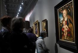 Посетители у картины  Лукаса Кранаха Старшего "Мадонна с младенцем под яблоней" около 1530. Выставка