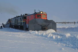 Чистка снега в тундре. Ямало-ненецкий  автономный округ. Город Салехард, поселок Лабытнанги. фото Се