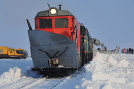Чистка снега в тундре. Ямало-ненецкий  автономный округ. Город Салехард, поселок Лабытнанги. фото Се