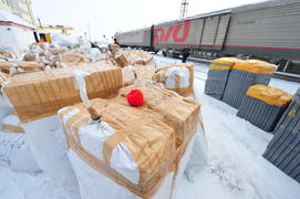 Разгрузка почты на станции Лабытнанги Ямало-ненецкий  автономный округ. Город Салехард, поселок Лабы