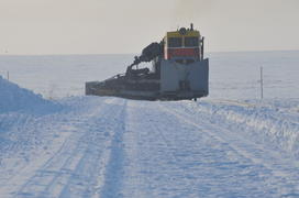 Чистка снега в тундре. Ямало-ненецкий  автономный округ. Город Салехард, поселок Лабытнанги. фото Се