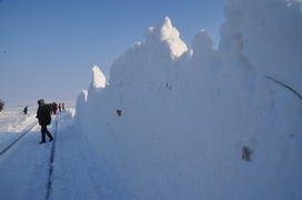 Чистка снега в тундре. Ямало-ненецкий  автономный округ. Город Салехард, поселок Лабытнанги. фото Се