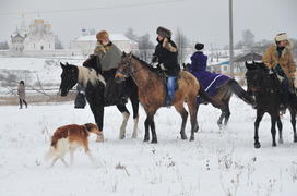 Реконструкция конной охоты с тремя борзыми и одной гончей в клубе Аванпост. фйото Сергей Шахиджанян 