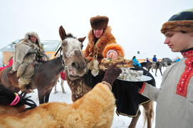 Реконструкция конной охоты с тремя борзыми и одной гончей в клубе Аванпост. фйото Сергей Шахиджанян 