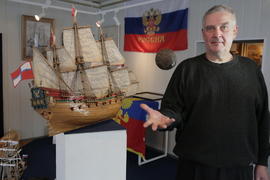 Сергей Кочетков рядом с одним из макетов корабля "Орел"