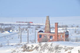 Тундра. Остатки цементного завода бывшей колонии. Ямало-ненецкий  автономный округ. Город Салехард, 