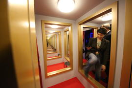 Инсталляция Леандро Эрлиха "Примерочные" 6-ая ежегодная выставка гибридного искусства Lexus Hybrid A