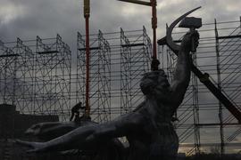 Реставрация статуи "Рабочий и колхозница"