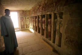 Человек и египетские фигуры