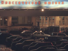 Заложница выходит из здания Норд-Оста