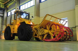 СНегоуборочная техника в поселке Лабытнанги. Ямало-ненецкий  автономный округ. Город Салехард, посел