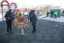 Инженер по благоустройству РЭУ-5 управы Люблино Ольга Лебедева и плотник РЭУ-5 Иван Алексеев