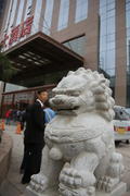 Лев-дракон из мрамора