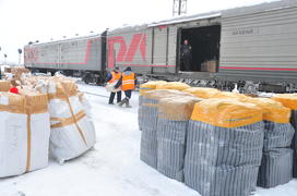 Разгрузка почты на станции Лабытнанги Ямало-ненецкий  автономный округ. Город Салехард, поселок Лабы