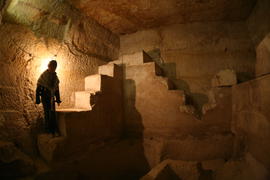 Человек в пещере