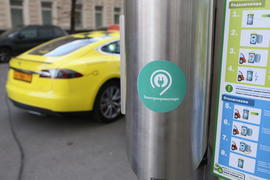 Первая в России электрозарядка. Электромобиль Tesla. Процесс зарядки.