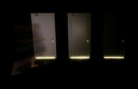 Инсталляция Беандро Ёрлиха "Двери" 