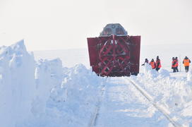 Чистка снега в тундре. Ямало-ненецкий  автономный округ. Город Салехард, поселок Лабытнанги. фото Се