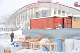 Разгрузка почты на станции Лабытнанги Ямало-ненецкий  автономный округ. Город Салехард, поселок Лабы