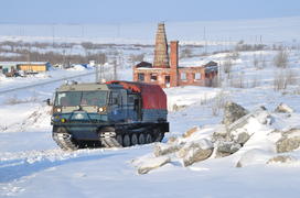 Тундра. Остатки цементного завода бывшей колонии. Ямало-ненецкий  автономный округ. Город Салехард, 
