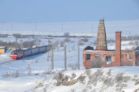 Тундра. Остатки цементного завода бывшей колонии. Ямало-ненецкий  автономный округ. Город Салехард, 