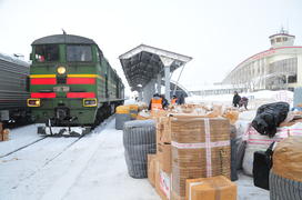 Разгрузка почты на станции Лабытнанги Ямало-ненецкий  автономный округ. Город Салехард, поселок Лабы