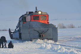 Чистка снега в тундре. Ямало-ненецкий  автономный округ. Город Салехард, поселок Лабытнанги. фото Се