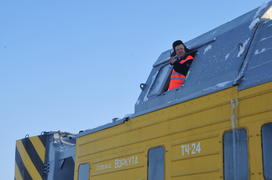 Чистка снега в тундре. Ямало-ненецкий  автономный округ. Город Салехард, поселок Лабытнанги. фото Се