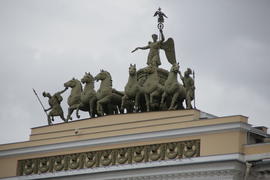 Украшение на крыше здания. Колесница с ангелом. Достопримечательности Санкт-Петербурга 
