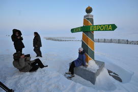 ѕам€тный знак на границе ≈вропы и јзии. ямало-ненецкий  автономный округ. √ород —алехард, поселок Ћа