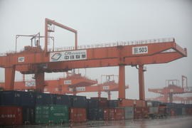 Город Чунцин, Китай.  Центр контейнерных перевозок.