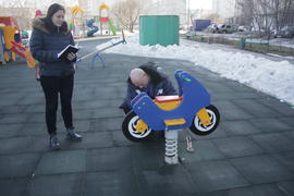 Инженер по благоустройству РЭУ-5 управы Люблино Ольга Лебедева и плотник РЭУ-5 Иван Алексеев