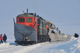 Чистка снега в тундре. Ямало-ненецкий  автономный округ. Город Салехард, поселок Лабытнанги. фото Се