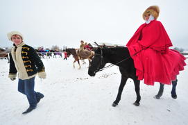 Реконструкция конной охоты с тремя борзыми и одной гончей в клубе Аванпост. фйото Сергей Шахиджанян 