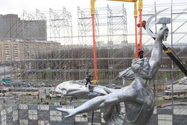 Реставрация статуи "Рабочий и колхозница"