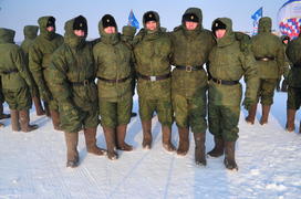 Солдаты на морозе во время лыжной гонки Лыжня России 2012. фото Сергей Шахиджанян. 12 февраля 2012. 