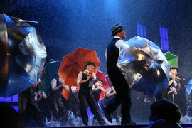 Премьера мюзикла "Поющие под дождем"