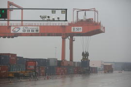 Город Чунцин, Китай.  Центр контейнерных перевозок.