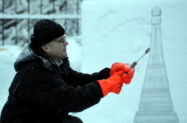 Скульптор за работой