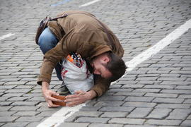 Мужчина делает снимок телефоном