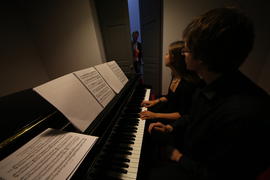 Перфоманс Анники Карс "Двое играют на одном"