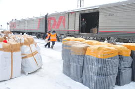 Разгрузка почты на станции Лабытнанги Ямало-ненецкий  автономный округ. Город Салехард, поселок Лабы