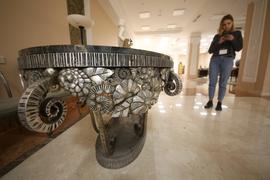 Стол и стулья дизайнера Эмиля Гале