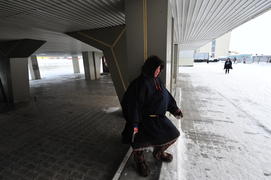 Коренной житель коми продает поделки на вокзале Лабытнанги Ямало-ненецкий  автономный округ. Город С