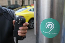 Первая в России электрозарядка. Электромобиль Tesla. Процесс зарядки.