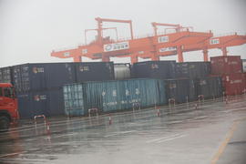 Город Чунцин, Китай.  Центр контейнерных перевозок.